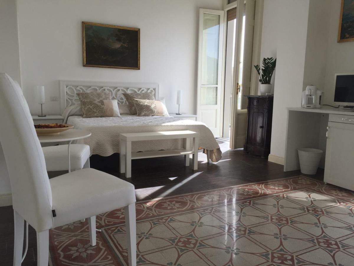 B&B Di Mare E D'Azzurro Salerno Bagian luar foto
