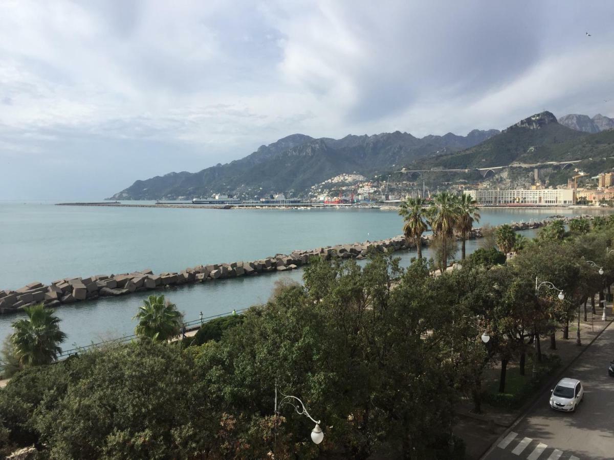 B&B Di Mare E D'Azzurro Salerno Bagian luar foto