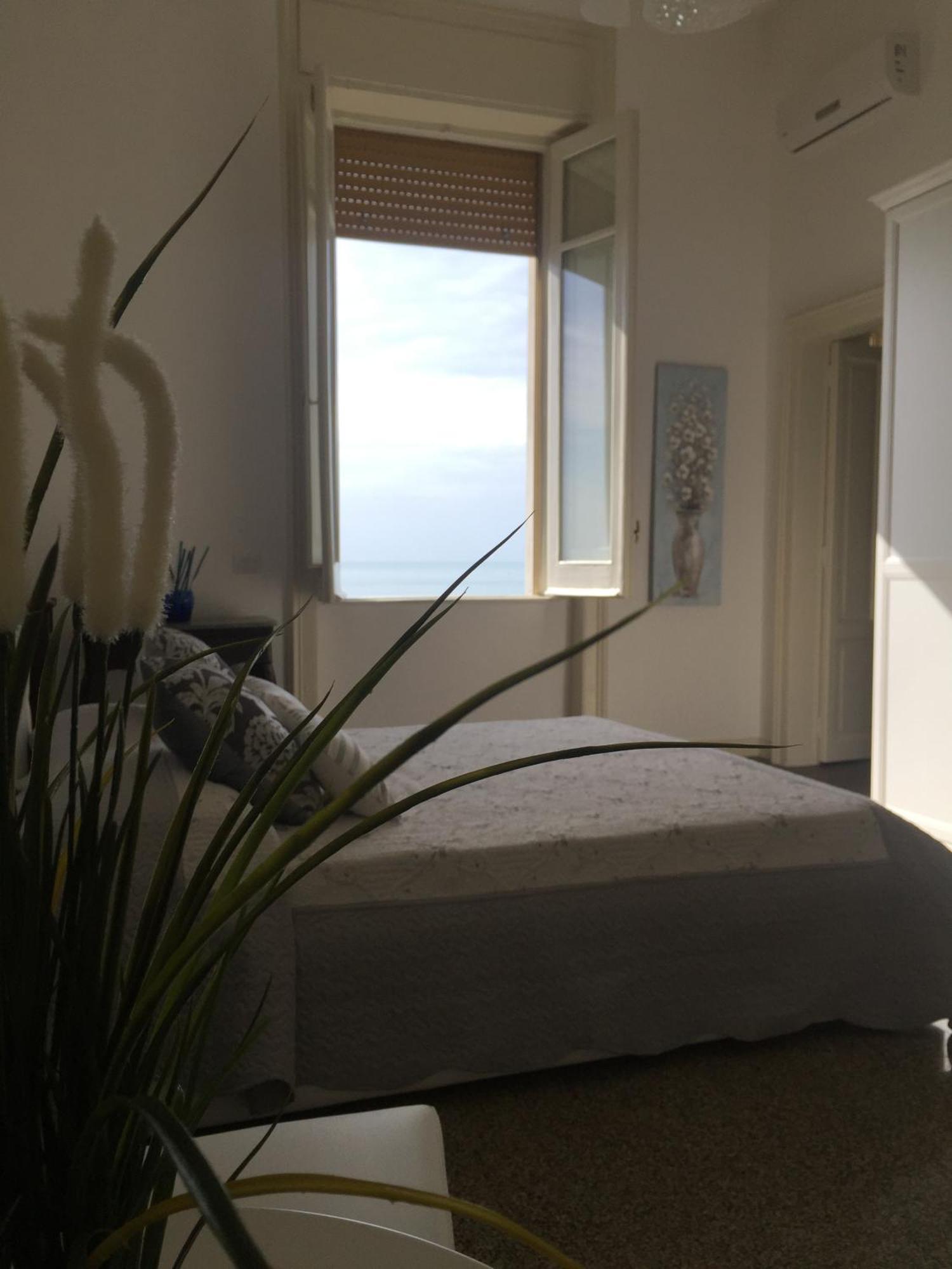 B&B Di Mare E D'Azzurro Salerno Bagian luar foto